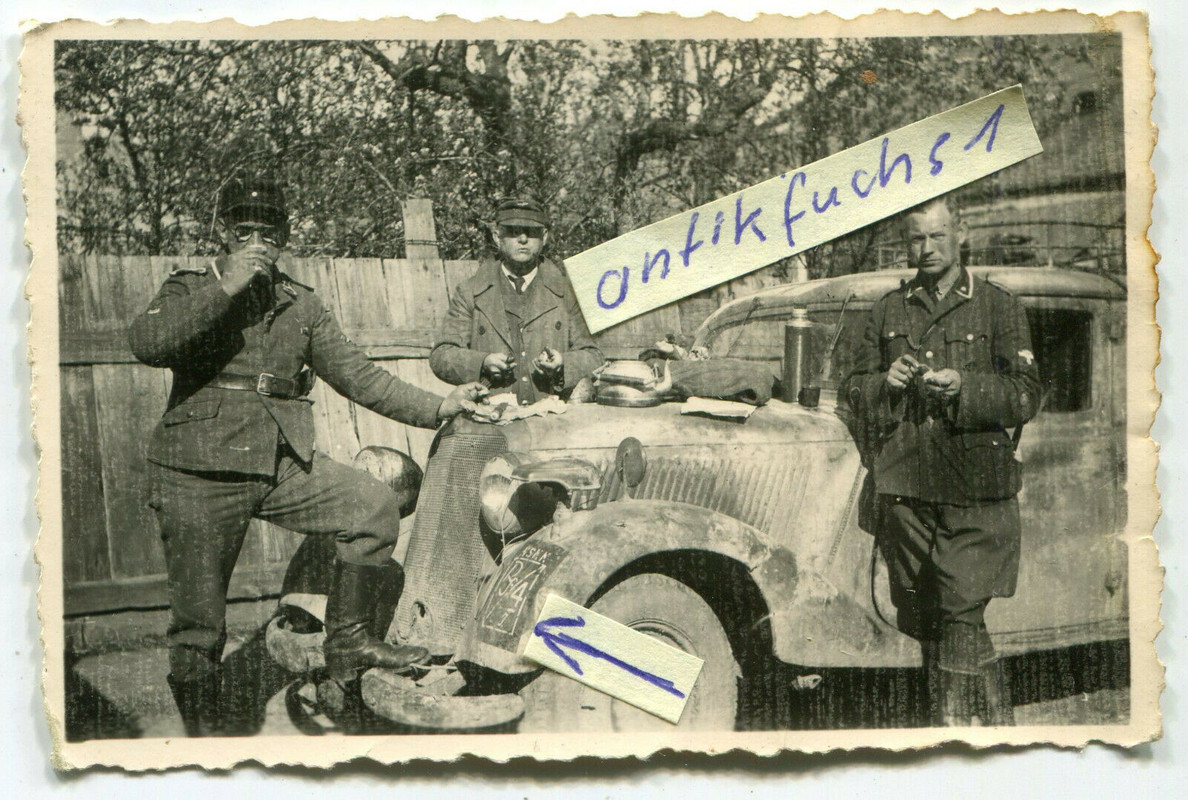 Deut.Militär-PKW mit Div-Kennung in Herrmannstadt im Riesengebirge 1944