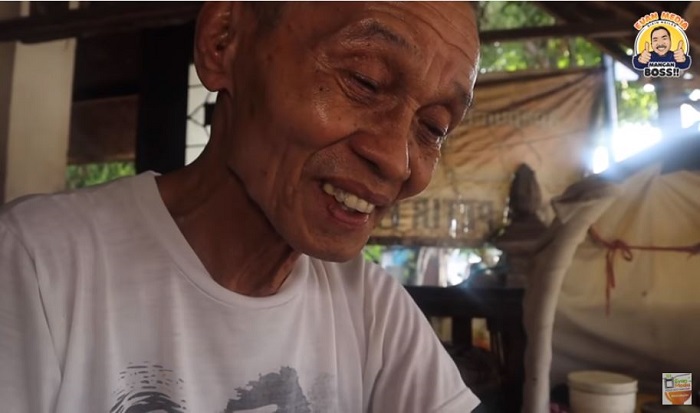 Sosok Pak Nano, pemilik Sate Petir Pak Nano yang legendaris.