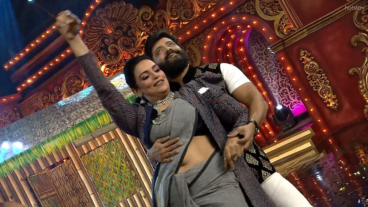 Shweta Menon Sizzling Navel show in Saree-Comedy Stars.mkv_snapshot_02.24.032