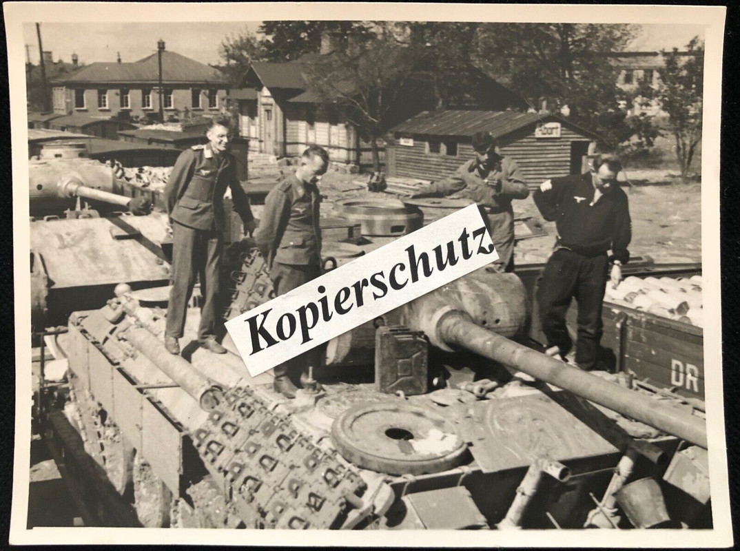 TOP Foto Panzer V Panther Bahntransport v. Luftwaffensoldaten besichtigt (1) (1)