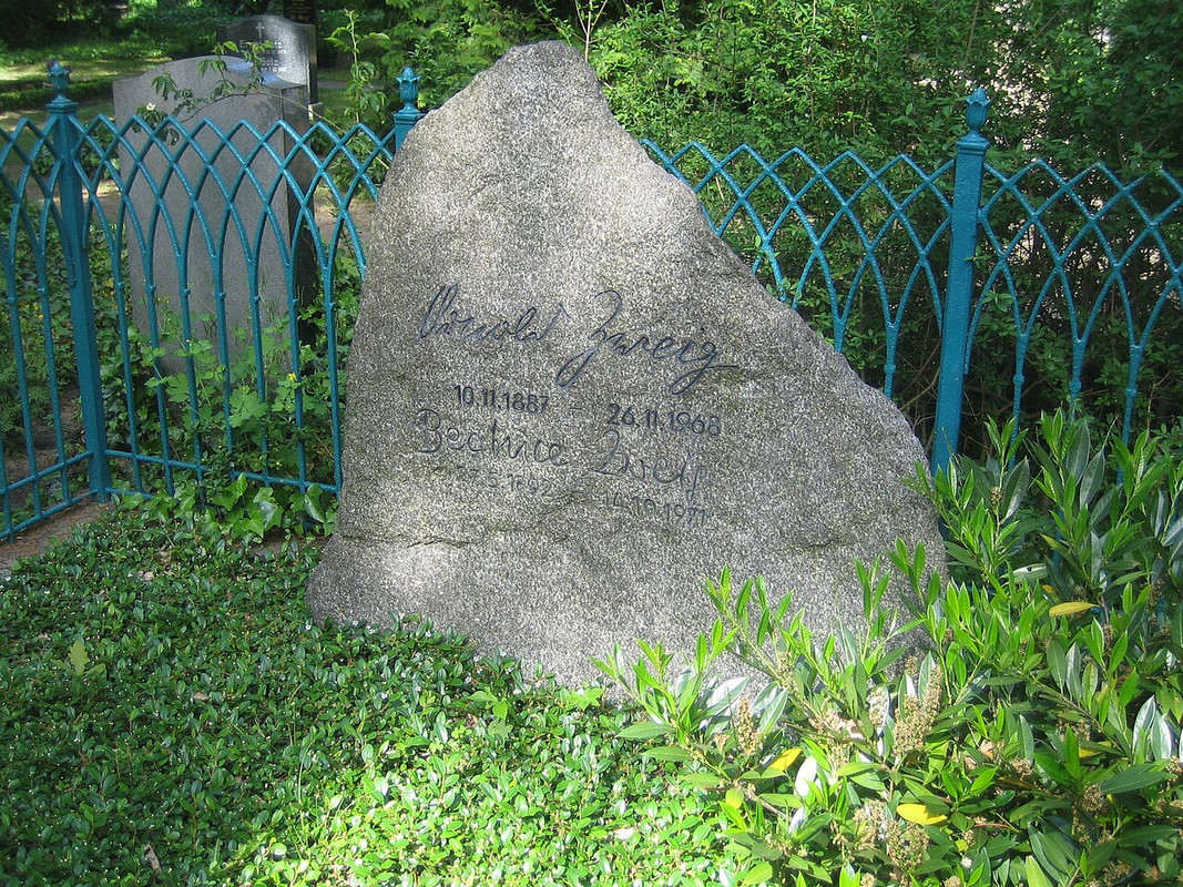 Dorotheenst-Friedhof-A-Zweig
