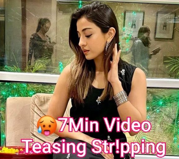 Hot model teasing full nude show exclusive