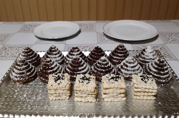 https://i.postimg.cc/TP80fy7f/piramis-tn-kekszkremmel-20231027.jpg