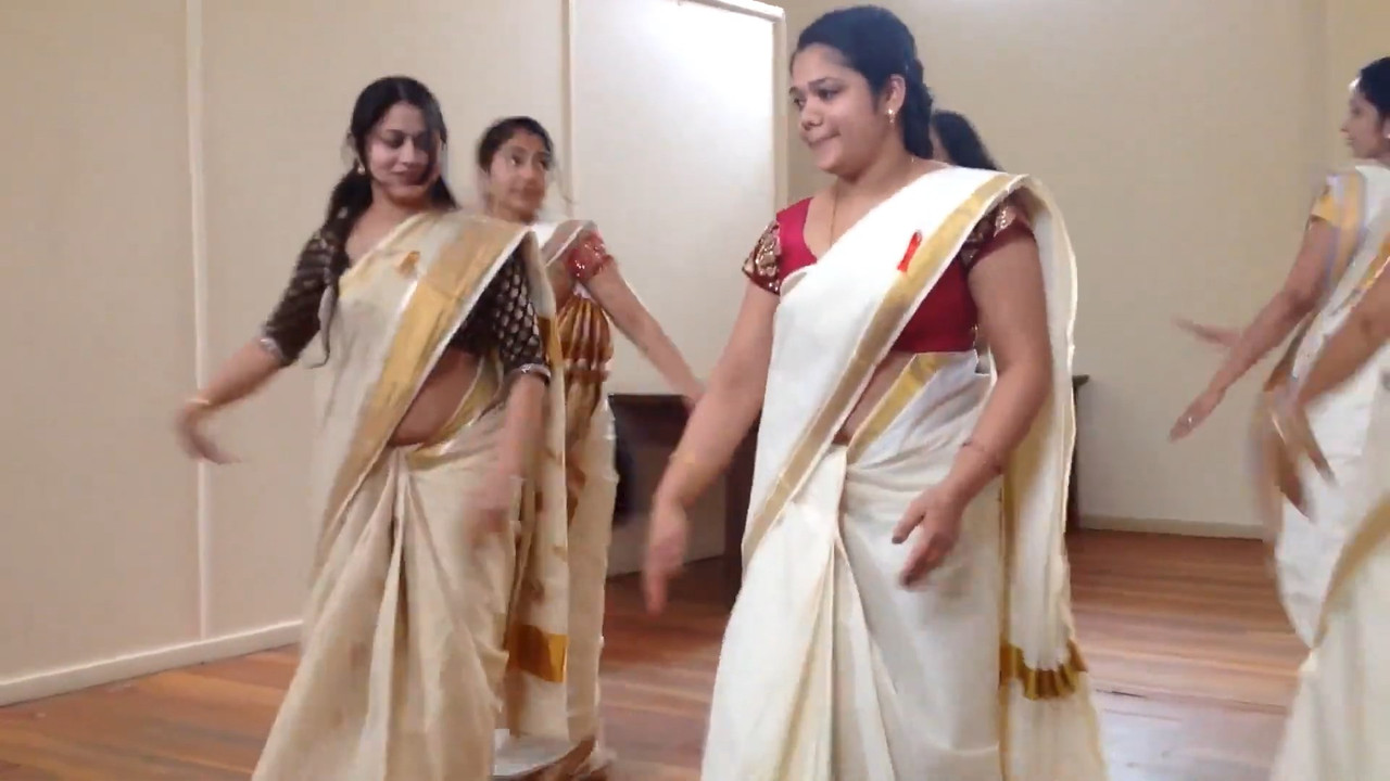 Super Mallu Ladies Hot Navel show in thiruvathira.mkv_snapshot_00.21.280