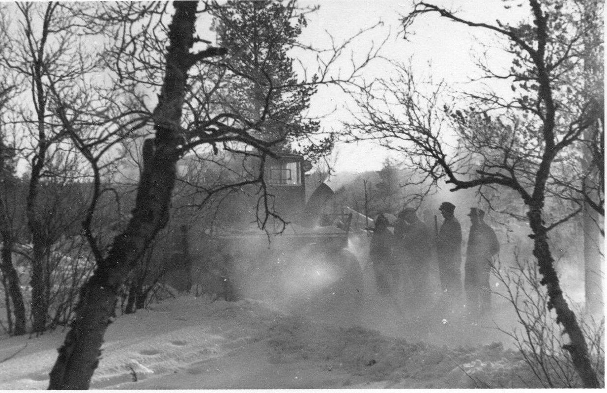 Schneepflug in Lappland beim Räumen1