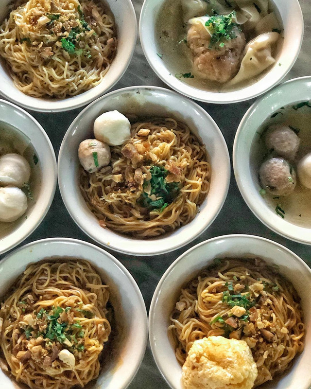 Sajian mi di Toko You Bandung.
