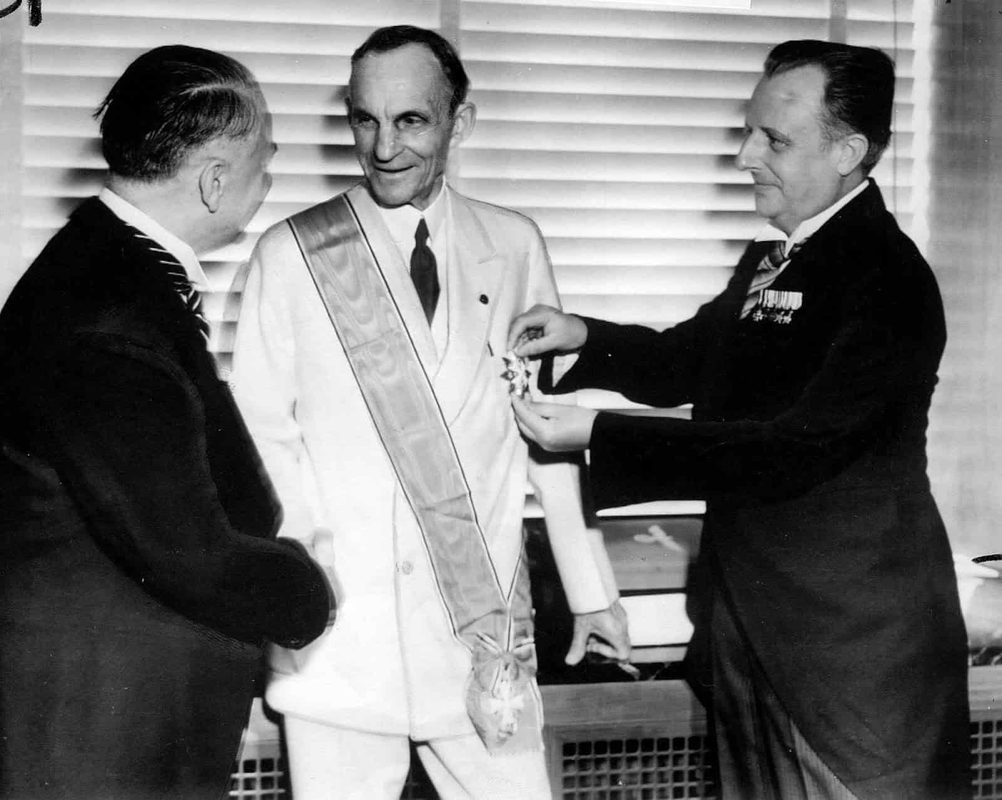 Henry Ford en 1938 en su 75 cumpleaños recibe la Cruz de Águila alemana en Detroit Henry Ford en 1938 en su 75 cumpleaños recibe la Cruz de Águila alemana en Detroit