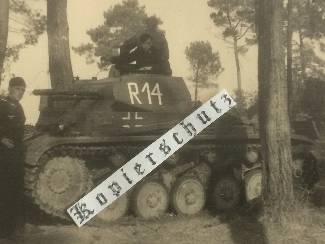 Foto deutscher Panzer II im Waldstück mit Soldat