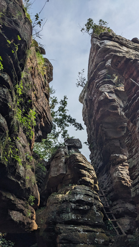 प्राकृतिक चट्टानों के बीच घाटी