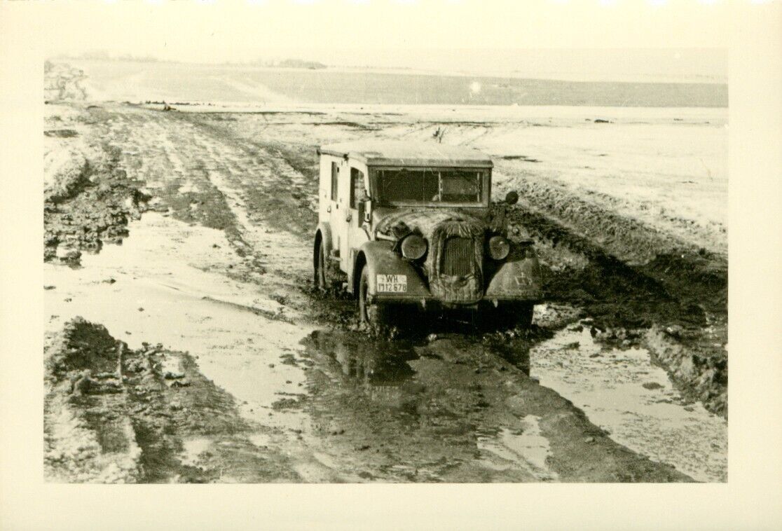 Wehrmacht Heer Geländewagen Horch 901 in schwerem Gelände Ostfront Foto