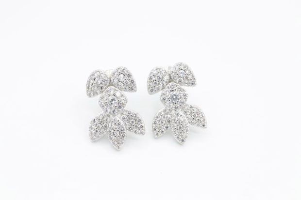 Anting-anting berlian yang dipakai Meghan Markle