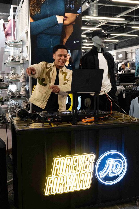 DJ Maël en plein set dans le magasin JD Sports