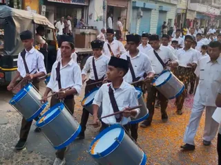 रामगढ़ शेखावाटी में विजयादशमी पर RSS का पथ संचलन, पुष्पवर्षा कर किया स्वागत