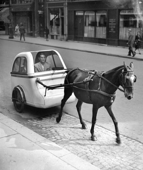 blacknwhite-horse-drawn-car-paris-1943.jpg