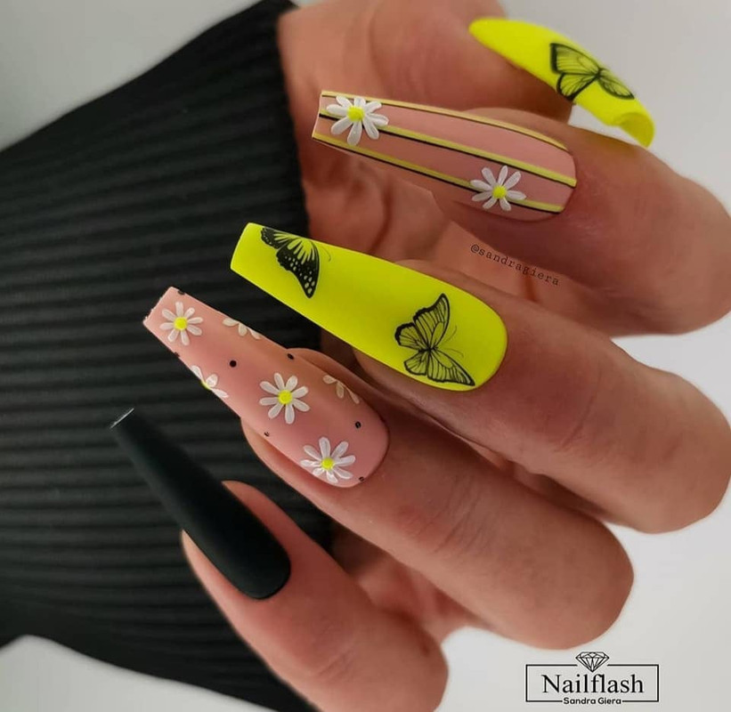 Diseños de uñas de acrílico con mariposas