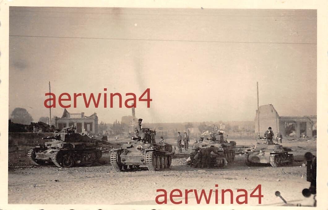 Deutsche Panzer 38 (t) an zerstörten Häusern Witebsk Ostfront