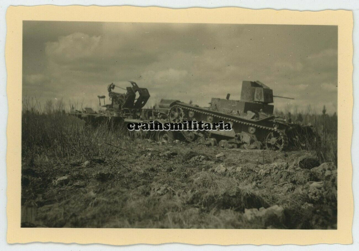 Orig. Foto russische Beute Panzer T-26 und Flak Anhänger Wolchow