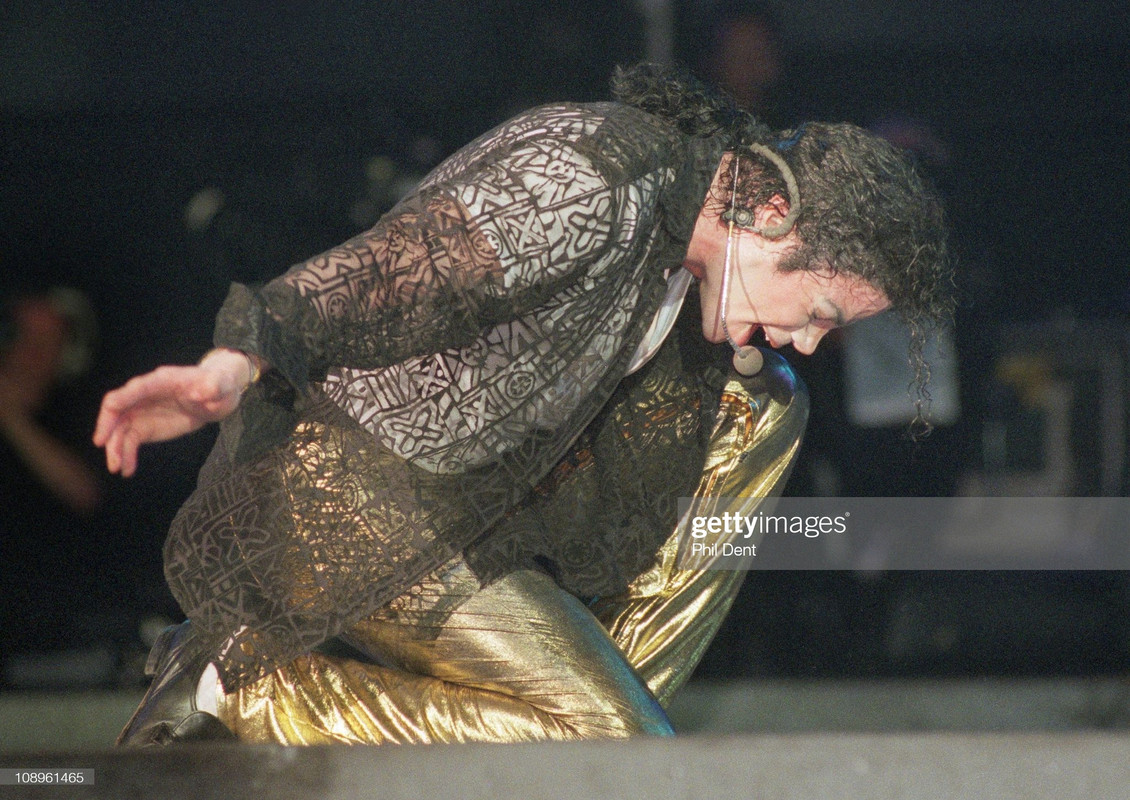 Michael-Jackson-performs-live-on-stage-1996-Jerudong-Park-Brunei.jpg