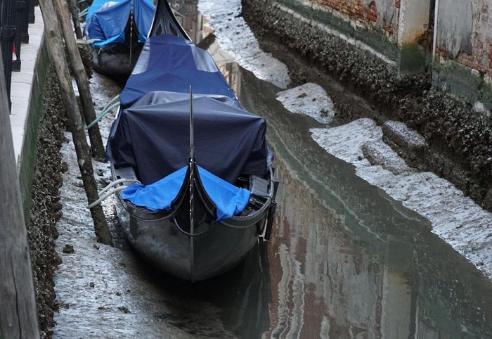 Kanal-kanal terkenal di Venesia, Italia hampir kosong akhir pekan lalu. Hal itu karena air surut yang menyebabkan gondola-gondola tidak bisa beroperasi.