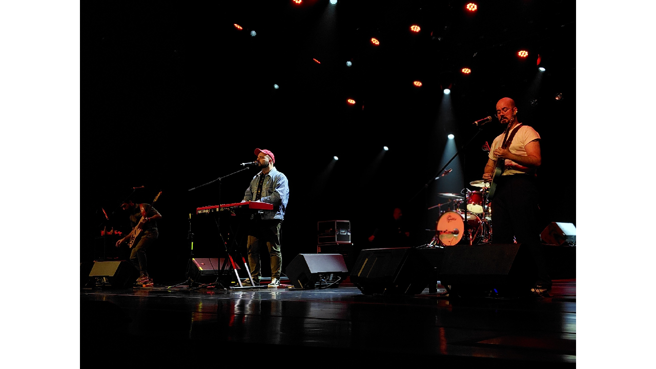 banda Papangu tocando em show. em destaque na foto estão Pedro, Rodolfo e Queco