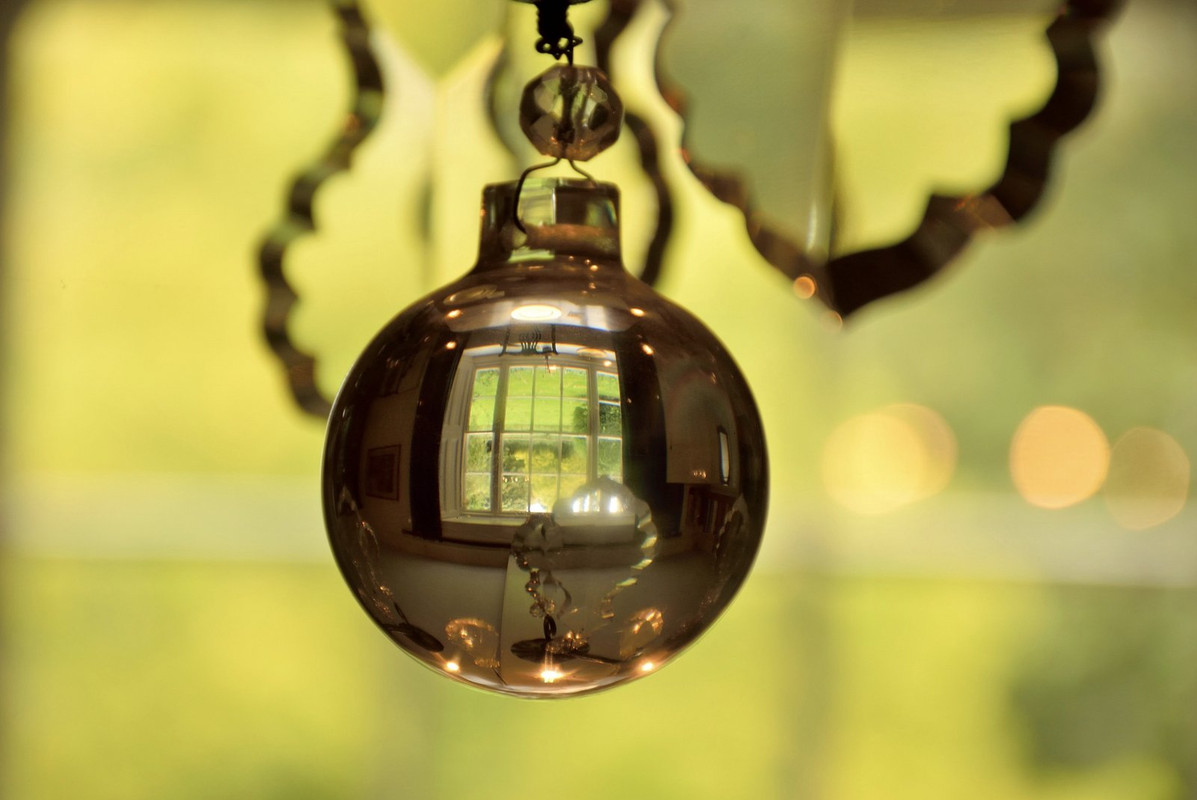gold-bauble-dis1.jpg