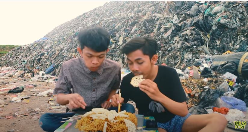 Konten Mukbang Ari Pratama di YouTube Teras Kost TV