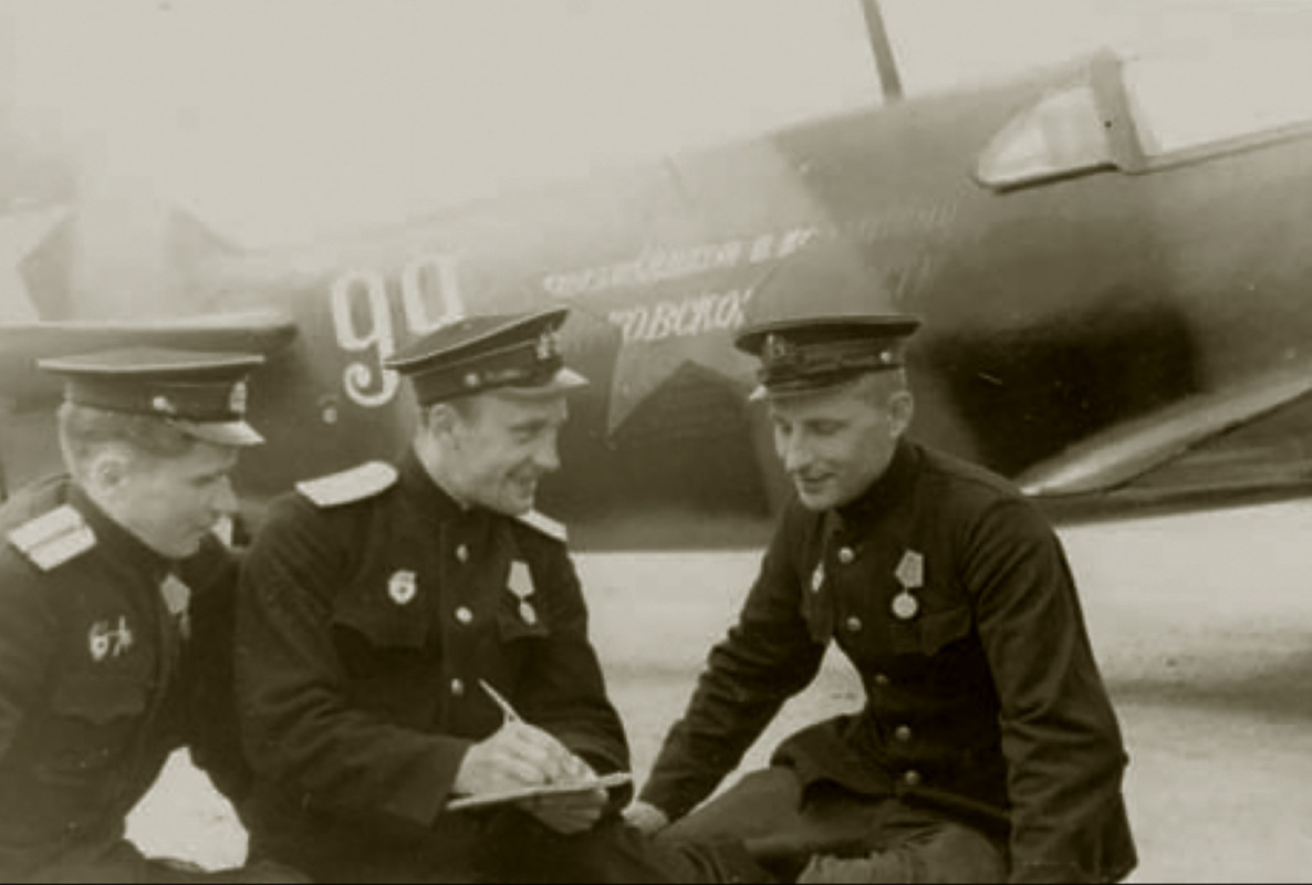 Lavochkin-La-5-4GvIAP-KBF-White-99-SN-Bychkov-(C)-aircraft-with-V-Utkin-(L)-and-V-Rodchenko-(R)-Jul-