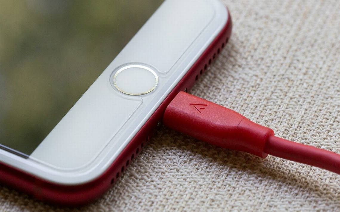 Razones por las que es peligroso cargar un teléfono celular sobre una cama