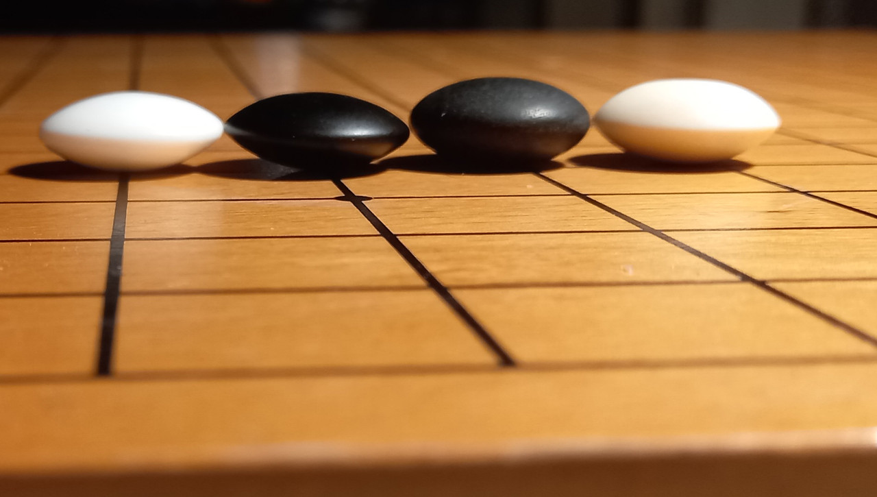 Looking for some Go stones with a good feel to them : r/baduk