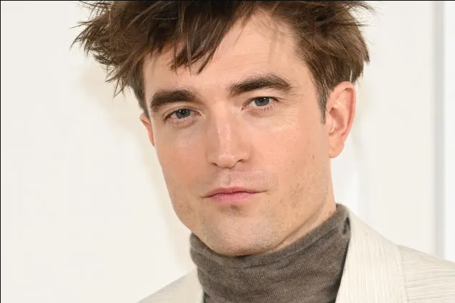 Robert Pattinson divide opiniones al aparecer con falda