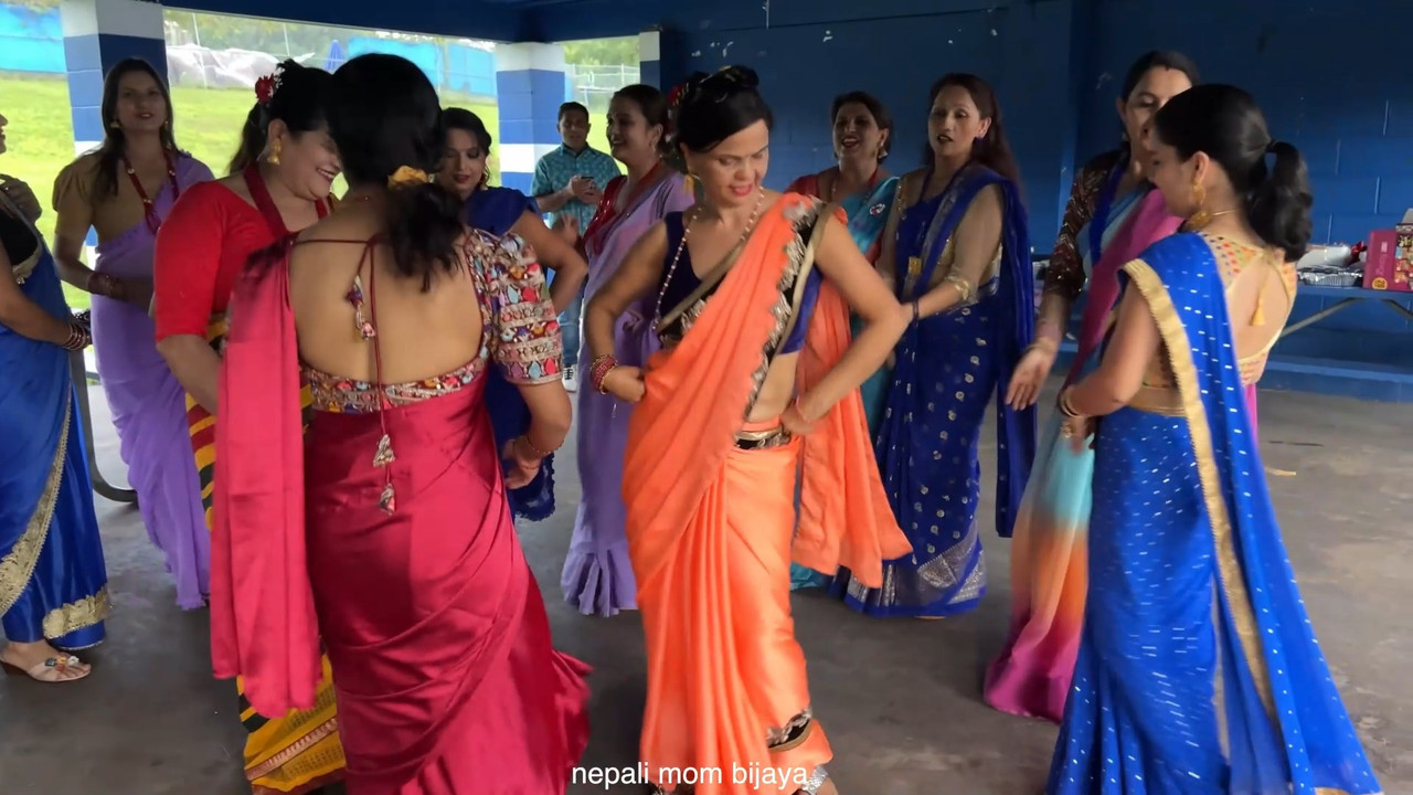 Nepali sexy chubby lady open big navel in blue saree