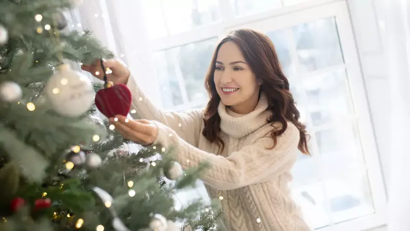 zena-vanoce-stromecek-zdobeni-vyzdoba-atmosfera-(1).webp