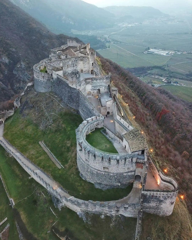 Anciens lieux fortifiés - Page 7 Ch-teau-de-Beseno