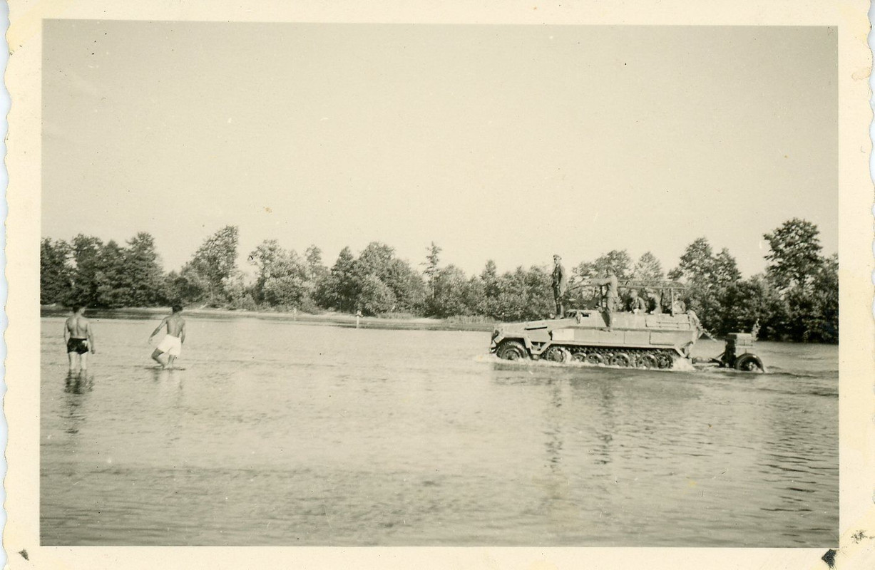 Fahrzeug Halbkette mit Anhänger Russland Foto