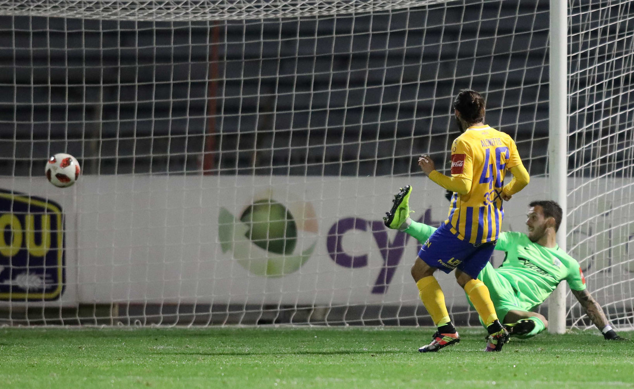 2ON_APOEL_NIC_1104