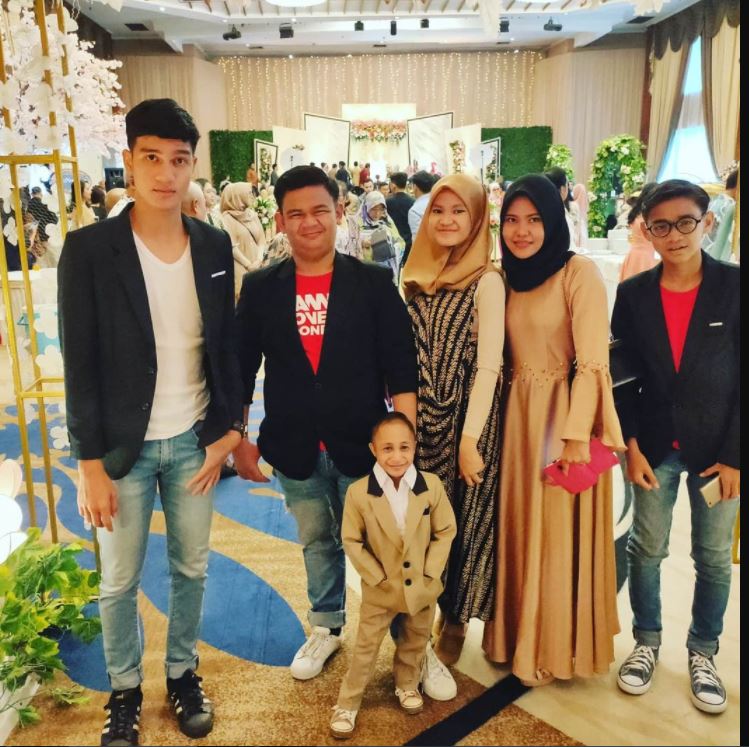 Penampilan keren Dicky Topan saat kondangan