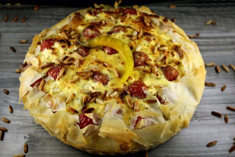 Griechische Kartoffel-Hacktaart mit Peperoni und Kirschtomaten Griechische Kartoffel-Hacktaart mit Peperoni und Kirschtomaten