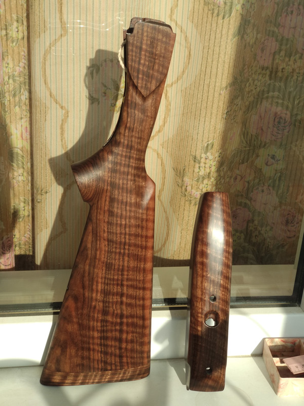 Деревянный автомат. Деревянное ружье. Полка для ружья из дерева на стену. Самодельные деревянные автоматы. Деревянное оружие.