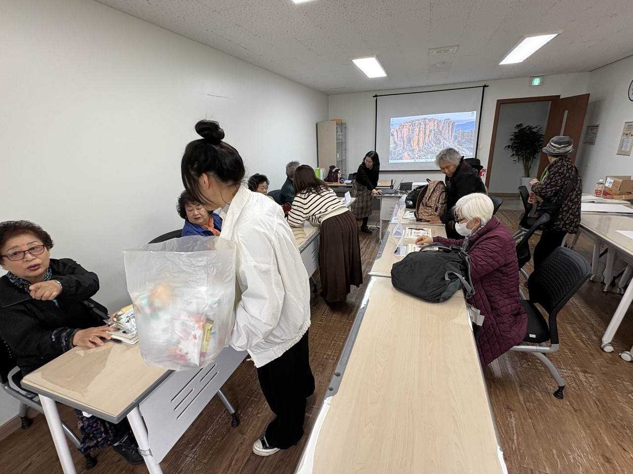 다과를 나누는 모습