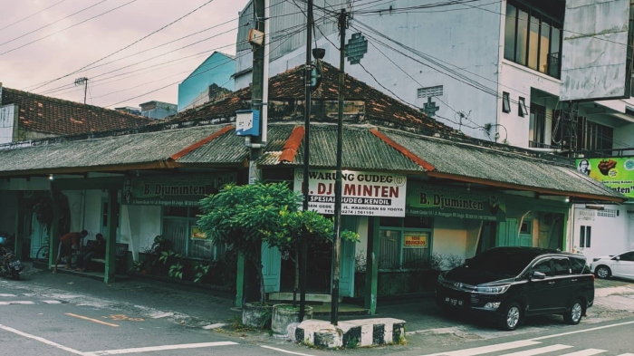 Gudeg Bu Djuminten, tempat makan siang enak dan legendaris di Jogja yang dekat dengan hotel dan tempat sewa motor.