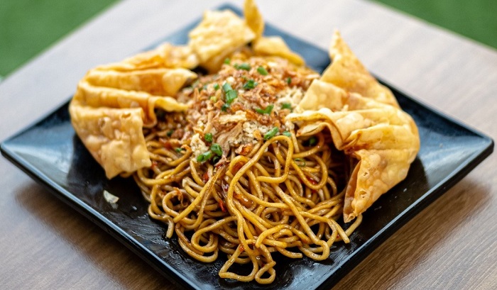 Tak lagi pakai nama setan dan iblis, menu Mie Gacoan berganti nama menjadi Mie Hompimpa dan Mie Suit.