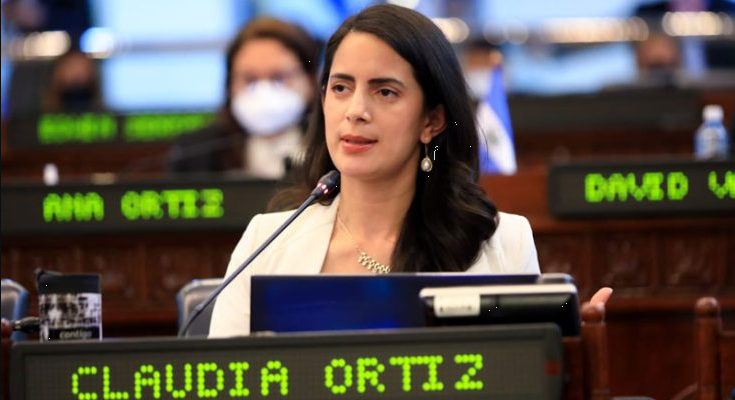 ¿Quién es Claudia Ortiz?, voz emergente que enfrenta a Nayib Bukele