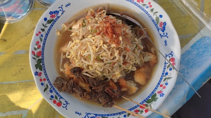 Lontong Balap Cak Sul, tempat sarapan enak di Lamongan yang legendaris sejak 1990-an.