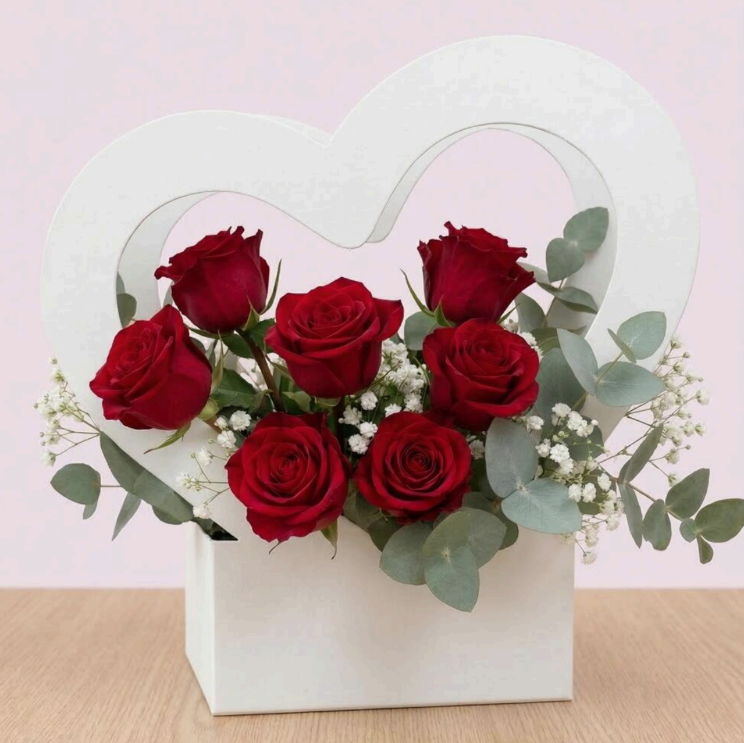 Caja Floral Corazón Siete Rosas Rojas