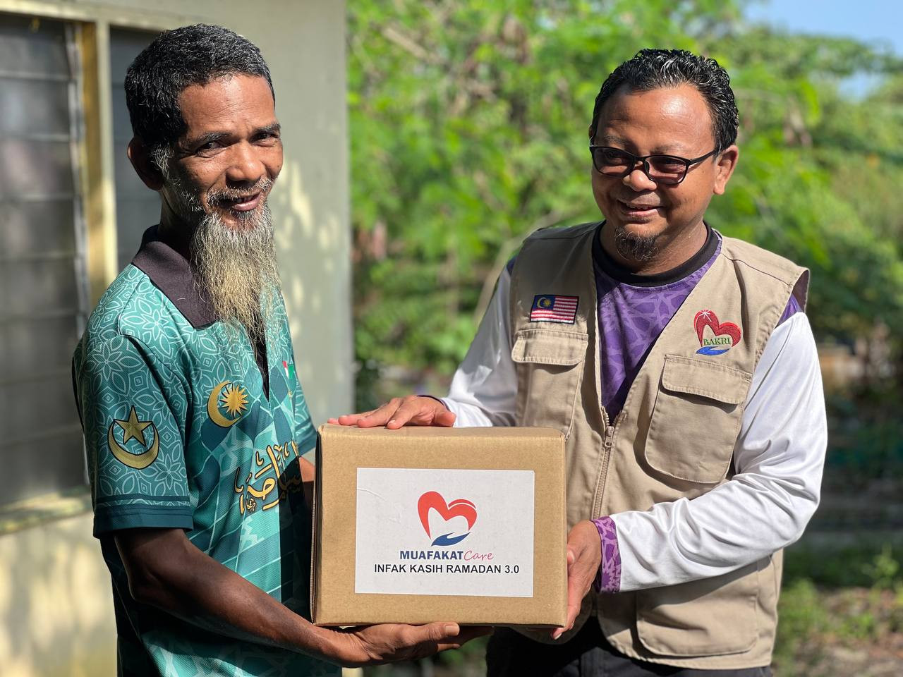 Sukarelawan Muafakat Care menyediakan bantuan makanan untuk komuniti