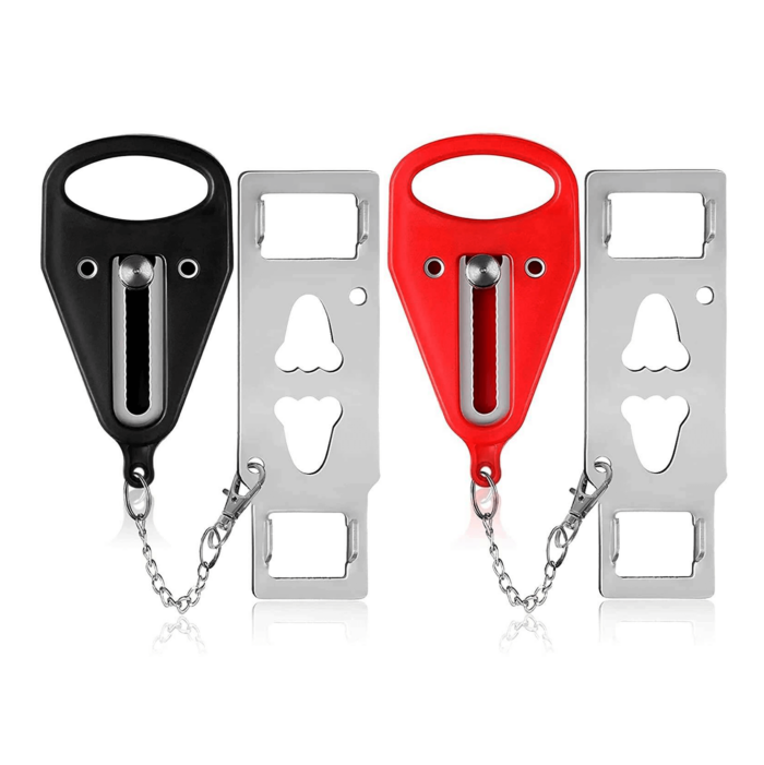 Cerradura portátil de color rojo instalada en el marco de una puerta blanca.