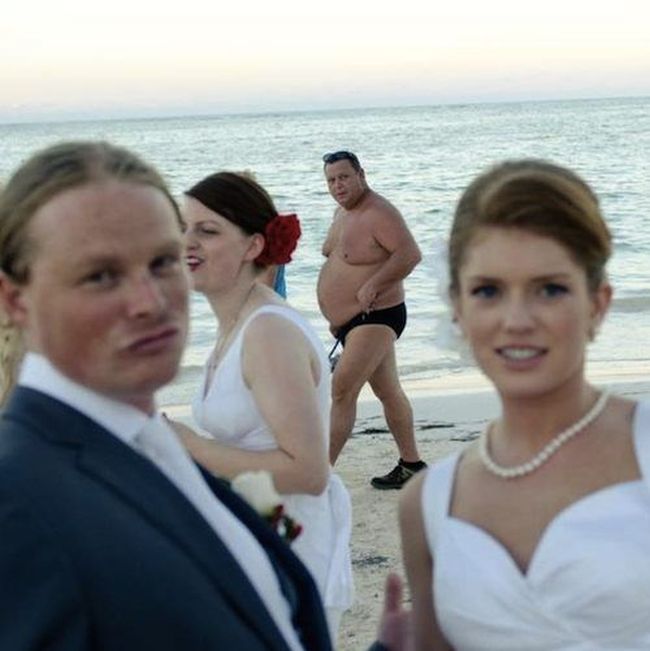 [Image: wedding-photobombs-01.jpg]