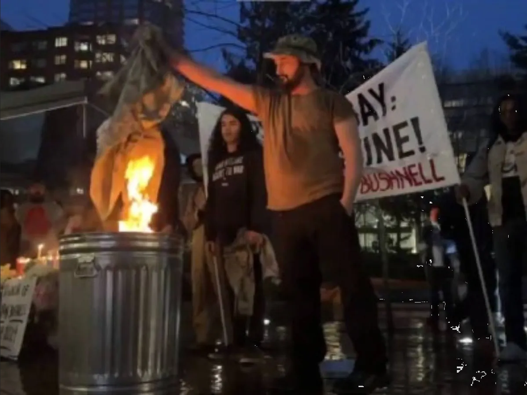 Veteranos queman uniformes en honor a militar que se inmoló: