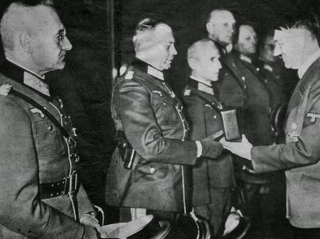 Guderian recibiendo una condecoración de Hitler. En primer plano el general Halder, y junto a Guderian el general Hoth