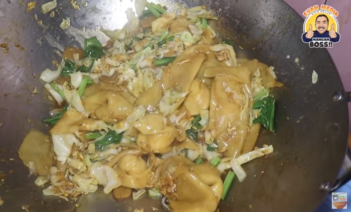 Proses memasak di Pangsit Le Gino cabang Klaten.